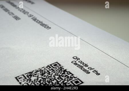 Iscrizione in inglese del «QR code certificate» su un modulo cartaceo rilasciato in Russia per i vaccinati contro il coronavirus (frammento della certificazione) Foto Stock