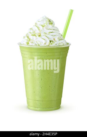 Frozen Blended Japanese Matcha Green Tea Smoothie, Milkshake, o Frappe con panna montata in tazza di plastica generica isolato su bianco Foto Stock