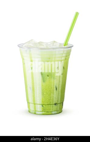 Tè verde giapponese ghiacciato Matcha latte stratificato con latte e ghiaccio in una tazza di plastica generica isolata su bianco Foto Stock