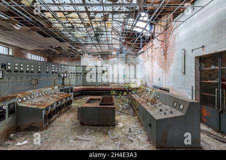 Abbandonata sala di controllo di una vecchia miniera Foto Stock