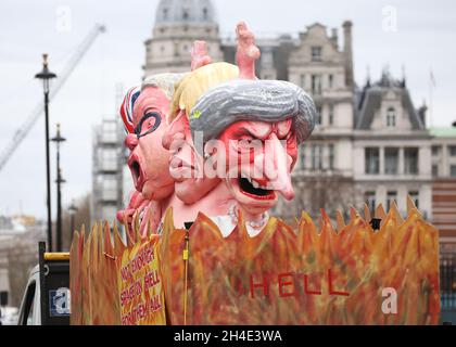 Gli effigi del primo ministro Theresa May, dell’ex segretario degli Esteri Boris Johnson, del segretario per l’ambiente Michael Gove e dell’ex segretario alla Brexit David Davis, sono spinti oltre le Camere del Parlamento di Londra. Foto datata: Mercoledì 27 marzo 2019. Il credito fotografico deve essere: Isabel Infantes / EMPICS Entertainment. Foto Stock