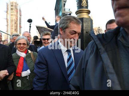 L'ex leader dell'UKIP Nigel Farage ha lasciato dopo il suo discorso sul palco alla marcia per lasciare la protesta in Piazza del Parlamento, Westminster, Londra Foto Stock