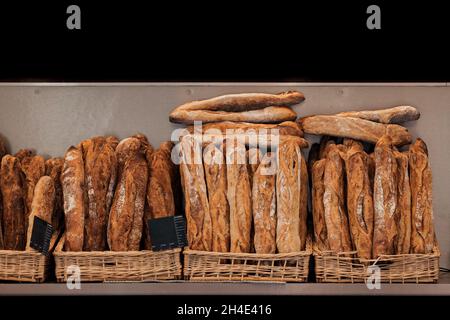 Baguette fresche e deliziose al mercato del cibo di strada. Cucina francese deliziosa Foto Stock