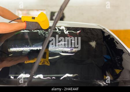 Film per colorazione per vetri auto con asciugacapelli.