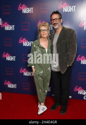 David Baddiel e la moglie Morwenna Banks hanno partecipato ALLO Screening di gala DI TARDA NOTTE alla Picture House Central di Londra. Foto datata: Lunedì 20 maggio 2019. Il credito fotografico deve essere: Isabel Infantes / EMPICS Entertainment. Foto Stock