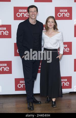 Callum Turner e Holliday Grainger hanno partecipato al lancio della stampa per l'imminente thriller in sei parti della BBC The Capture, presso il Soho Hotel nel centro di Londra. Foto Stock