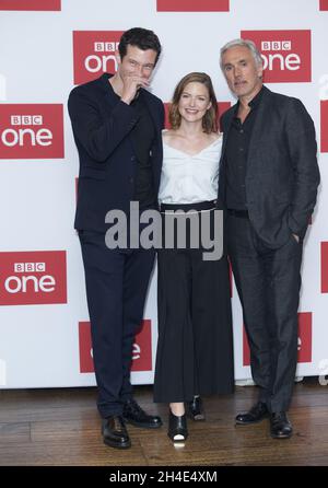 Ben Miles, Callum Turner e Holliday Grainger (da sinistra a destra) partecipano al lancio della stampa per il thriller in sei parti della BBC The Capture, presso il Soho Hotel nel centro di Londra. Foto Stock