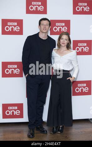 Callum Turner e Holliday Grainger hanno partecipato al lancio della stampa per l'imminente thriller in sei parti della BBC The Capture, presso il Soho Hotel nel centro di Londra. Foto Stock