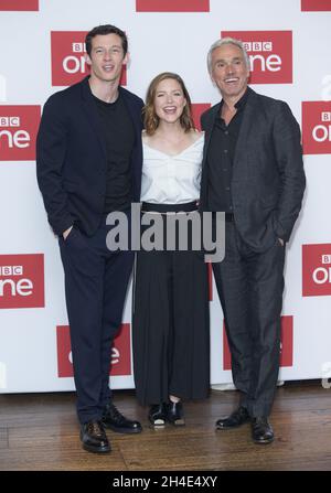 Ben Miles, Callum Turner e Holliday Grainger (da sinistra a destra) partecipano al lancio della stampa per il thriller in sei parti della BBC The Capture, presso il Soho Hotel nel centro di Londra. Foto Stock