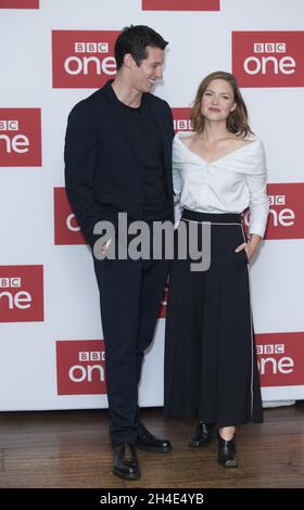 Callum Turner e Holliday Grainger hanno partecipato al lancio della stampa per l'imminente thriller in sei parti della BBC The Capture, presso il Soho Hotel nel centro di Londra. Foto Stock