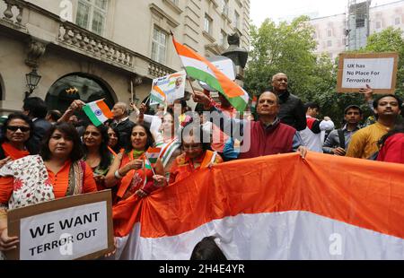 I sostenitori di Pro-modi sono ai piedi del plinto dell'ex primo ministro indiano Jawaharlal Nehru, che viene attaccato con uova e rifiuti da dimostranti anti anti anti-India durante una protesta per la libertà del Kashmir contro il governo indiano - dopo aver spogliato il Kashmir del suo status speciale amministrato dall'India - al di fuori di L'alta Commissione indiana ad Aldwych, nel centro di Londra. Immagine datata: Giovedì 15 agosto 2019. Il credito fotografico deve essere: Isabel Infantes / EMPICS Entertainment. Foto Stock