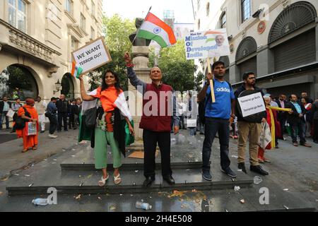 I sostenitori di Pro-modi sono ai piedi del plinto dell'ex primo ministro indiano Jawaharlal Nehru, che viene attaccato con uova e rifiuti da dimostranti anti anti anti-India durante una protesta per la libertà del Kashmir contro il governo indiano - dopo aver spogliato il Kashmir del suo status speciale amministrato dall'India - al di fuori di L'alta Commissione indiana ad Aldwych, nel centro di Londra. Immagine datata: Giovedì 15 agosto 2019. Il credito fotografico deve essere: Isabel Infantes / EMPICS Entertainment. Foto Stock