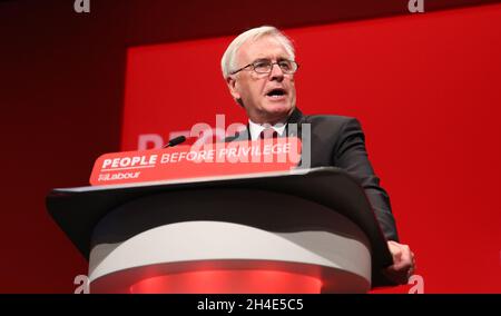 Il cancelliere ombra John McDonnell si è rivolto ai delegati il terzo giorno della conferenza annuale del Partito laburista al Brighton Centre di Brighton. Foto datata: Lunedì 23 settembre 2019. Il credito fotografico deve essere: Isabel Infantes / EMPICS Entertainment. Foto Stock