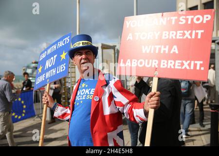 Il terzo giorno della conferenza annuale del Partito laburista al di fuori del Brighton Centre di Brighton, il protester contro la Brexit Steve Bray. Foto datata: Lunedì 23 settembre 2019. Il credito fotografico deve essere: Isabel Infantes / EMPICS Entertainment. Foto Stock