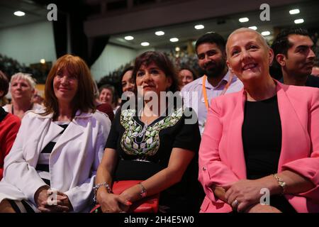 (Seconda da sinistra) Laura Alvarez, moglie di Jeremy Corbyn e segretario generale del partito Jennie Formby ascoltano il leader del partito laburista che ha tenuto il suo discorso durante la conferenza annuale del partito laburista al Brighton Centre di Brighton. Foto datata: Martedì 24 settembre 2019. Il credito fotografico deve essere: Isabel Infantes / EMPICS Entertainment. Foto Stock