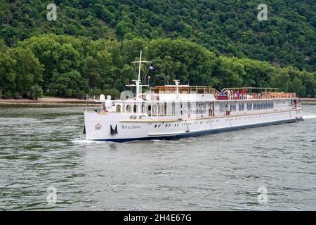 Fiume Reno, Germania - 16 luglio 2017: La corona reale MS che naviga lungo il fiume Reno con i passeggeri a bordo. Foto Stock