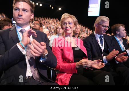 Il Segretario alle imprese Andrea Leadsom e sua moglie ben Leadsom (a destra) guardano come il Cancelliere dello scacchiere Sajid Javid terrà un discorso il secondo giorno della Conferenza del Partito conservatore che si terrà presso il Centro Congressi di Manchester. Foto datata: Lunedì 30 settembre 2019. Il credito fotografico deve essere: Isabel Infantes / EMPICS Entertainment. Foto Stock