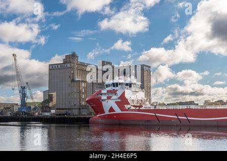 Cork, Irlanda. 2 novembre 2021. La nave offshore KL Barentsfjord si trova a Kennedy Quay, Cork tra i movimenti, sotto un cielo blu e il sole. Credit: AG News/Alamy Live News Foto Stock