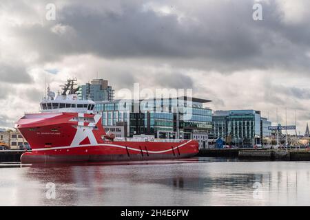 Cork, Irlanda. 2 novembre 2021. La nave offshore KL Barentsfjord si trova a Kennedy Quay, Cork tra i movimenti, sotto un cielo nuvoloso. Credit: AG News/Alamy Live News Foto Stock