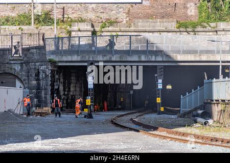 Cork, Irlanda. 2 novembre 2021. I lavoratori ferroviari irlandesi effettuano la manutenzione della linea ferroviaria alla stazione ferroviaria di Cork. I lavori fanno parte di un aggiornamento del sistema di segnalazione da 8 milioni di euro. I lavori terminano giovedì 4 novembre. Credit: AG News/Alamy Live News Foto Stock