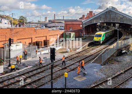 Cork, Irlanda. 2 novembre 2021. I lavoratori ferroviari irlandesi effettuano la manutenzione della linea ferroviaria alla stazione ferroviaria di Cork. I lavori fanno parte di un aggiornamento del sistema di segnalazione da 8 milioni di euro. I lavori terminano giovedì 4 novembre. Credit: AG News/Alamy Live News Foto Stock
