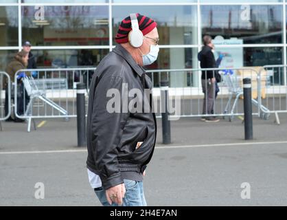 Un negoziante che indossa una maschera protettiva al di fuori di un supermercato nel nord di Londra. Data di emissione: Giovedì 2 aprile 2020. Foto Stock