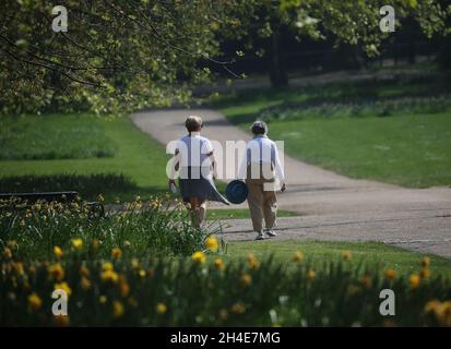 Le persone si godono all'aperto a Green Park a Londra, mentre il Regno Unito continua a bloccarsi per contribuire a frenare la diffusione del coronavirus. Data foto: Giovedì 16 aprile 2020. Foto Stock