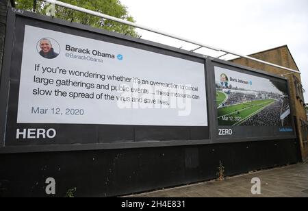 Un cartellone del gruppo di campagna condotto da asini, che attacca il primo ministro britannico Boris Johnson sulla sua gestione della crisi del coronavirus, a Stratford, a est di Londra, mentre il Regno Unito continua a bloccarsi per contribuire a frenare la diffusione del coronavirus. Data foto: Martedì 28 aprile 2020. Foto Stock