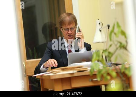 Stephen Timms, il deputato del lavoro per East Ham, partecipa a un incontro virtuale mentre lavora da casa in autoisolamento, mentre il Regno Unito continua a bloccarsi per contribuire a frenare la diffusione del coronavirus. Data foto: Mercoledì 29 aprile 2020. Foto Stock