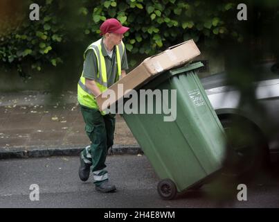 Islington council rifiuta i raccoglitori di eliminare i contenitori di riciclaggio dai residenti locali nel nord di Londra. Data foto: Giovedì 11 giugno 2020. Foto Stock