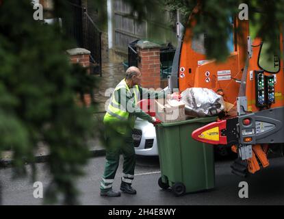 Islington council rifiuta i raccoglitori di eliminare i contenitori di riciclaggio dai residenti locali nel nord di Londra. Data foto: Giovedì 11 giugno 2020. Foto Stock