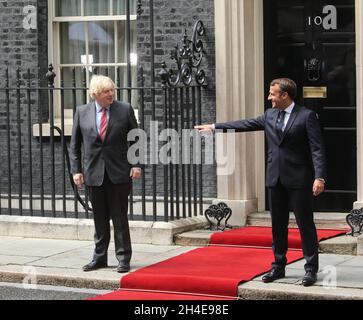 (A sinistra) il primo ministro Boris Johnson dà il benvenuto al presidente francese Emmanuel Macron a Downing Street a Londra durante la sua visita nel Regno Unito in occasione dell'ottantesimo anniversario della trasmissione in tempo di guerra del leader francese Charles de Gaulleâ. Data foto: Giovedì 18 giugno 2020. Foto Stock