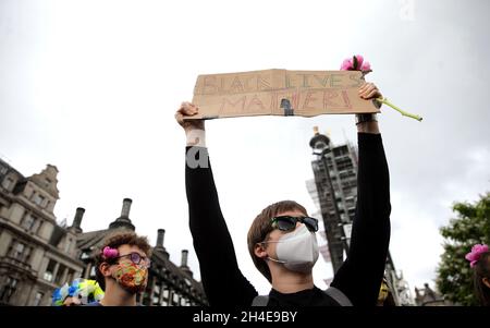 Le persone che indossano maschere protettive prendono parte a un Black Trans Lives Matter a Parliament Square, Londra, il giorno in cui Pride a Londra avrebbe avuto luogo, a seguito di una serie di proteste Black Lives Matter in tutto il Regno Unito. Data foto: Sabato 27 giugno 2020. Foto Stock