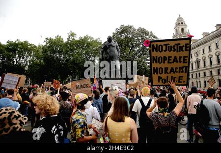 Le persone che indossano maschere protettive prendono parte a un Black Trans Lives Matter a Parliament Square, Londra, il giorno in cui Pride a Londra avrebbe avuto luogo, a seguito di una serie di proteste Black Lives Matter in tutto il Regno Unito. Data foto: Sabato 27 giugno 2020. Foto Stock