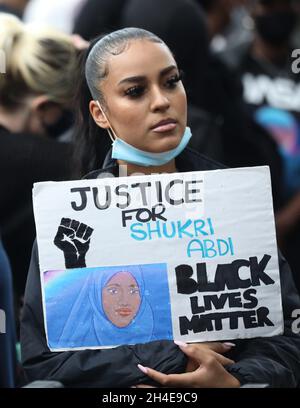 Un protester durante un Black Lives Matter attraverso il centro di Londra, chiedendo giustizia per la morte di Shukri Abdi, 12 anni di Somalia, a seguito di una serie di proteste di Black Lives Matter in tutto il Regno Unito. Data foto: Sabato 27 giugno 2020. Foto Stock