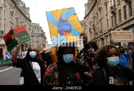 i manifestanti si marciano durante una vicenda Black Lives attraverso il centro di Londra, chiedendo giustizia per la morte di Shukri Abdi, 12 anni di Somalia, a seguito di una serie di Black Lives contano le proteste in tutto il Regno Unito. Data foto: Sabato 27 giugno 2020. Foto Stock