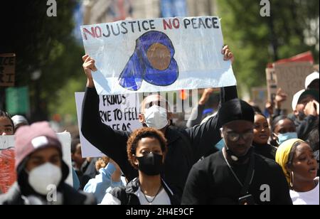 i manifestanti si marciano durante una vicenda Black Lives attraverso il centro di Londra, chiedendo giustizia per la morte di Shukri Abdi, 12 anni di Somalia, a seguito di una serie di Black Lives contano le proteste in tutto il Regno Unito. Data foto: Sabato 27 giugno 2020. Foto Stock