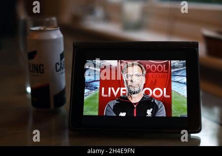 Jurgen Klopp, un responsabile dello screening dei tablet, davanti alla partita della Premier League tra Manchester City e Liverpool su Sky Sports Live. Data foto: Giovedì 2 luglio 2020. Il credito fotografico dovrebbe essere: Isabel Infantes Foto Stock