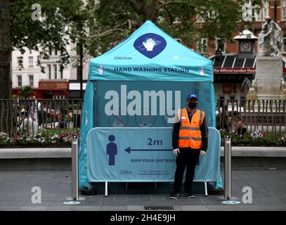 Una stazione di lavaggio a mano recentemente installata a Leicester Square, mentre Londra si prepara a riaprire al pubblico quando la revoca di ulteriori restrizioni di blocco in Inghilterra entra in vigore il Sabato. Data foto: Venerdì 3 luglio 2020. Foto Stock