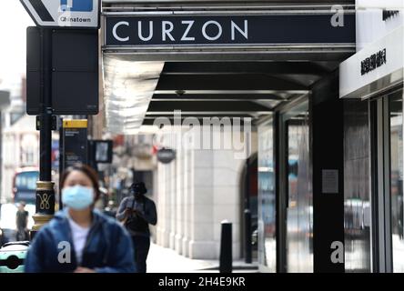 Un cinema Curzon chiuso in Shaftesbury Avenue, mentre Londra si prepara a riaprire al pubblico quando la revoca di ulteriori restrizioni di blocco in Inghilterra entra in vigore il Sabato. Data foto: Venerdì 3 luglio 2020. Foto Stock