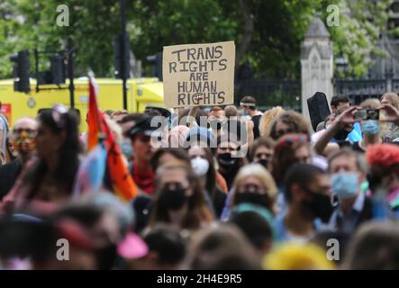 Una folla di manifestanti partecipa a una protesta contro la questione della Black Trans Lives presso Parliament Square di Londra, a seguito di una serie di proteste contro la questione della Black Lives in tutto il Regno Unito. Data foto: Sabato 4 luglio 2020. Foto Stock