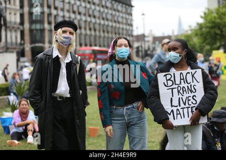 I dimostranti che indossano maschere protettive prendono parte a una protesta contro la materia della Black Trans Lives presso Parliament Square, Londra, a seguito di una serie di proteste sulla materia della Black Lives in tutto il Regno Unito. Data foto: Sabato 4 luglio 2020. Foto Stock