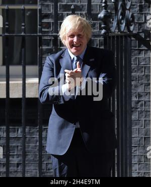 Nell'ambito delle celebrazioni per il compleanno dell'NHS, il primo Ministro Boris Johnson e Annemarie Plas (senza foto), fondatore di Clap for Our Carers, fuori dal 10 Downing Street, Londra, si uniscono alla pausa per applausi per salutare il 72° compleanno dell'NHS. Data foto: Domenica 5 luglio 2020. Foto Stock