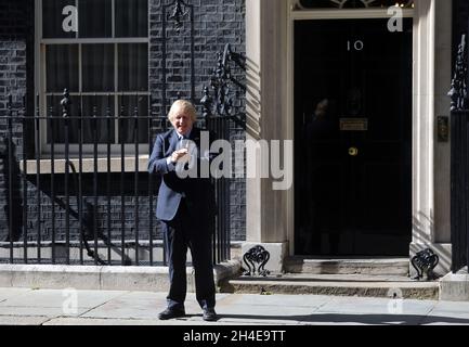 Nell'ambito delle celebrazioni per il compleanno dell'NHS, il primo Ministro Boris Johnson e Annemarie Plas (senza foto), fondatore di Clap for Our Carers, fuori dal 10 Downing Street, Londra, si uniscono alla pausa per applausi per salutare il 72° compleanno dell'NHS. Data foto: Domenica 5 luglio 2020. Foto Stock