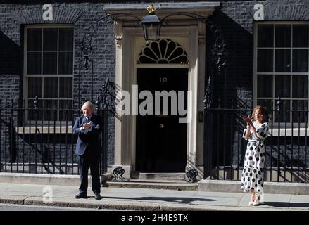 Nell'ambito delle celebrazioni per il compleanno dell'NHS, il primo Ministro Boris Johnson e Annemarie Plas, fondatore di Clap for Our Carers, fuori dal 10 Downing Street, Londra, si uniscono alla pausa per applausi per salutare il 72° compleanno dell'NHS. Data foto: Domenica 5 luglio 2020. Foto Stock