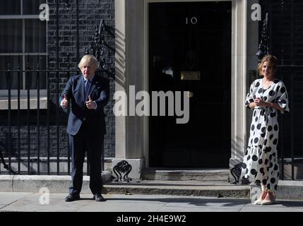 Nell'ambito delle celebrazioni per il compleanno dell'NHS, il primo Ministro Boris Johnson e Annemarie Plas, fondatore di Clap for Our Carers, fuori dal 10 Downing Street, Londra, si uniscono alla pausa per applausi per salutare il 72° compleanno dell'NHS. Data foto: Domenica 5 luglio 2020. Foto Stock