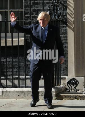 Il primo ministro Boris Johnson si avvita fuori 10 Downing Street, Londra, dopo un applauso come parte del Clap for Our Carers in occasione dell'anniversario del 72° compleanno della NHS. Data foto: Domenica 5 luglio 2020. Foto Stock