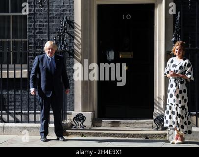 Nell'ambito delle celebrazioni per il compleanno dell'NHS, il primo Ministro Boris Johnson e Annemarie Plas, fondatore di Clap for Our Carers, fuori dal 10 Downing Street, Londra, si uniscono alla pausa per applausi per salutare il 72° compleanno dell'NHS. Data foto: Domenica 5 luglio 2020. Foto Stock