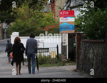 Un cartello per l'agente immobiliare in vendita posto al di fuori delle case nel nord di Londra. Il Cancelliere Rishi Sunak ha confermato piani temporanei per abolire l'imposta di bollo sulle proprietà fino a 500,000 GBP in Inghilterra e Irlanda del Nord come parte di un pacchetto per abbacellare l'impatto economico del coronavirus. Data immagine: Domenica 12 luglio 2020. Foto Stock