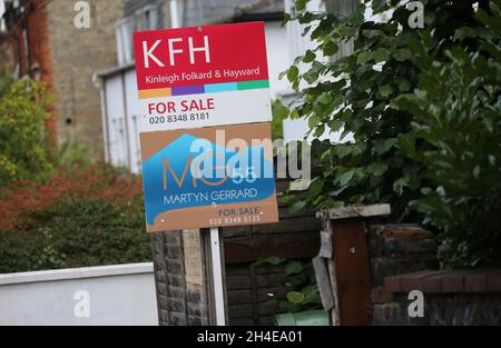 Un cartello per l'agente immobiliare in vendita posto al di fuori delle case nel nord di Londra. Il Cancelliere Rishi Sunak ha confermato piani temporanei per abolire l'imposta di bollo sulle proprietà fino a 500,000 GBP in Inghilterra e Irlanda del Nord come parte di un pacchetto per abbacellare l'impatto economico del coronavirus. Data immagine: Domenica 12 luglio 2020. Foto Stock